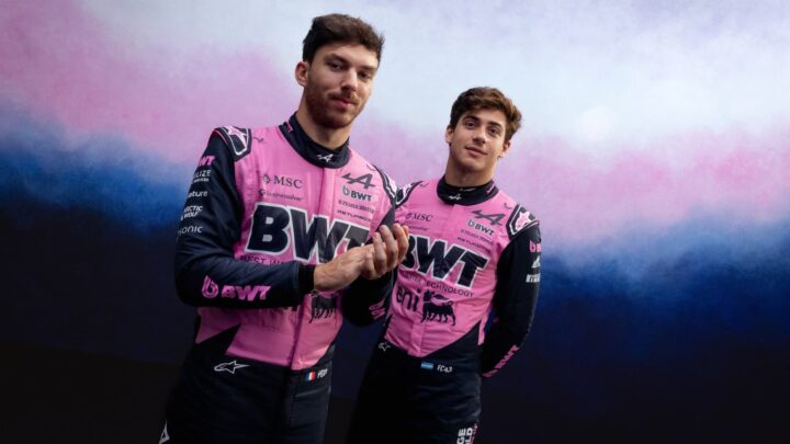 Pierre Gasly (à esquerda) vai disputar a sua décima temporada de Fórmula 1 e a quarta com a Alpine. Franco Colapinto (à direita) prepara-se para a sua primeira temporada a tempo inteiro na Fórmula 1.