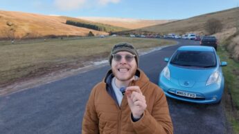 YouTuber Efficient Alex, na montanha, com o Nissan EV