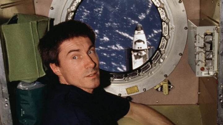 O cosmonauta Sergei Krikalev a observar, através do módulo de serviço Zvezda da Estação Espacial Internacional, durante a Expedição 1 (2000-01), o Space Shuttle Atlantis a aproximar-se para a acoplagem. Crédito: NASA, via iflscience.com