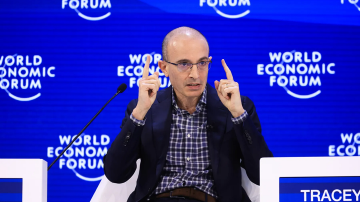 Autor do best-seller "Sapiens" diz que a IA vai criar estas duas crises em todos os países 4 Yuval Noah Harari, no Fórum Económico Mundial 2026, em Davos, na Suíça.