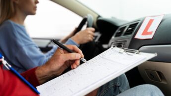 Pessoa a tirar a carta de condução: exame prático