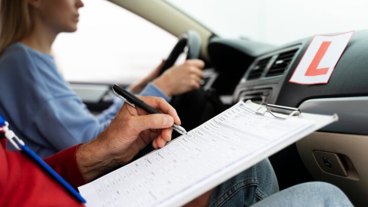 Pessoa a tirar a carta de condução: exame prático