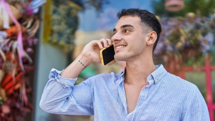 Pessoa ao teleofne