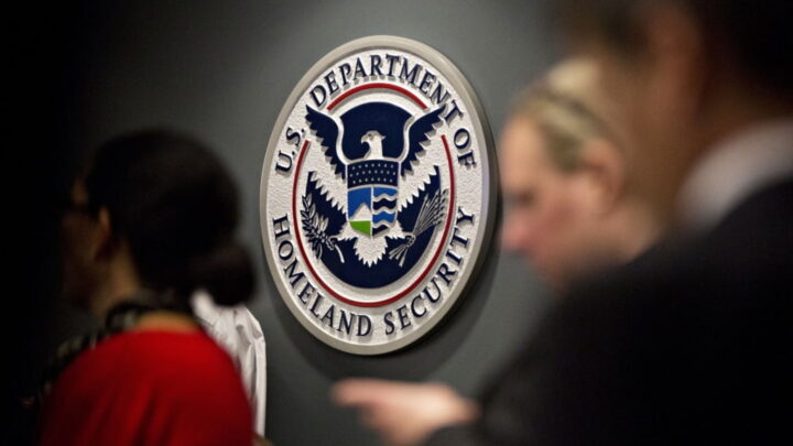 Lapso do diretor interino de cibersegurança dos EUA dispara alerta… sobre cibersegurança 3 Criado em 2002, o DHS trabalha para proteger os EUA contra ameaças terroristas, bem como gerir a segurança nas fronteiras, imigração, resposta a desastres e cibersegurança.