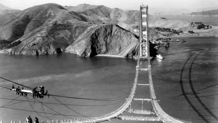 Imagem da construção da ponte mais famosa dos Estados Unidos, a Golden Gate Bridge