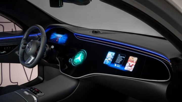 Atualmente, a Mercedes-Benz já utiliza o MBUX Virtual Assistant como sistema de controlo por voz no veículo, recorrendo a grandes modelos de linguagem fornecidos através do Microsoft Azure OpenAI e Google Gemini para compreender a fala natural e responder de forma conversacional.