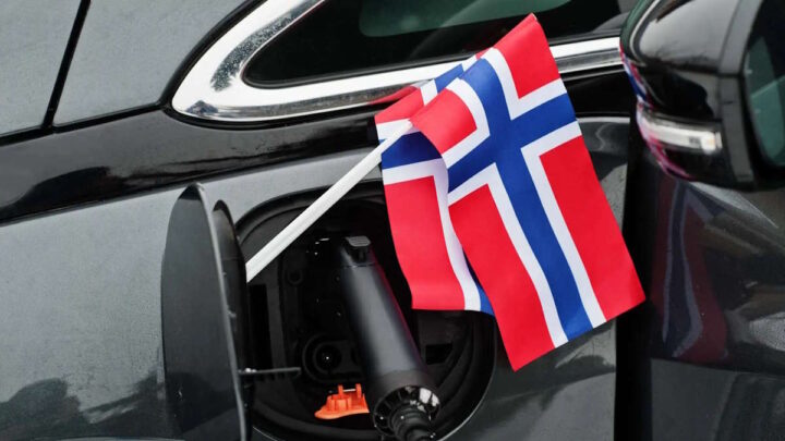 Carro elétrico com bandeira da Noruega