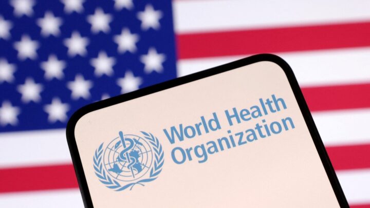 Bandeira dos EUA no fundo, e um smartphone com o logótipo da OMS
