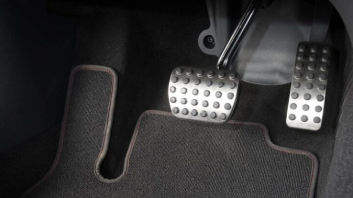 Pedais de um carro elétrico