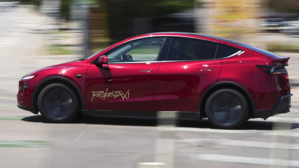 Tesla robôs-táxis pilotados humanos