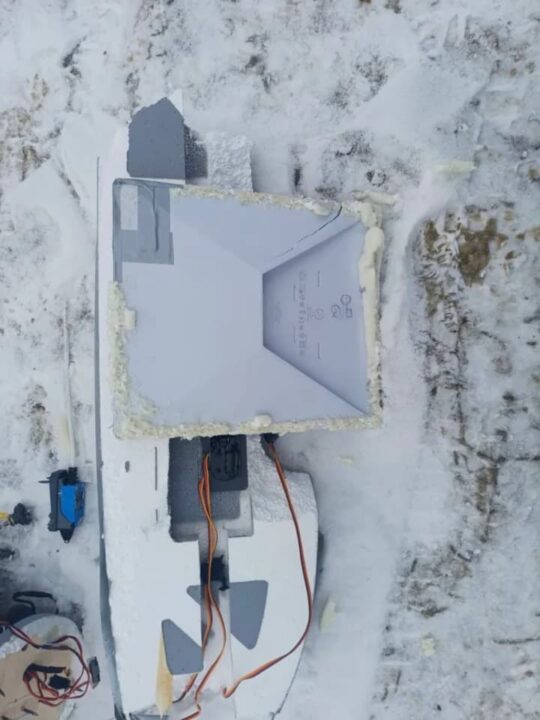 Uma fotografia divulgada pelas autoridades ucranianas mostra os restos de um drone russo equipado com um sistema Starlink.