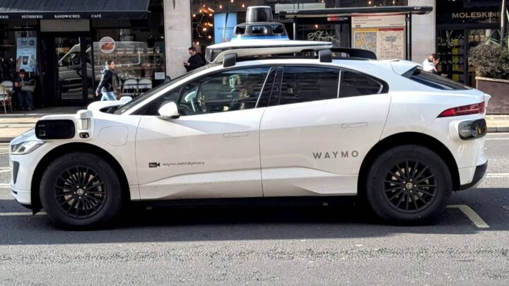 Os carros da Waymo já estão a circular pelas ruas de Londres, com os motoristas de segurança, a realizarem mapeamento. Ainda não estão disponíveis para aluguer.