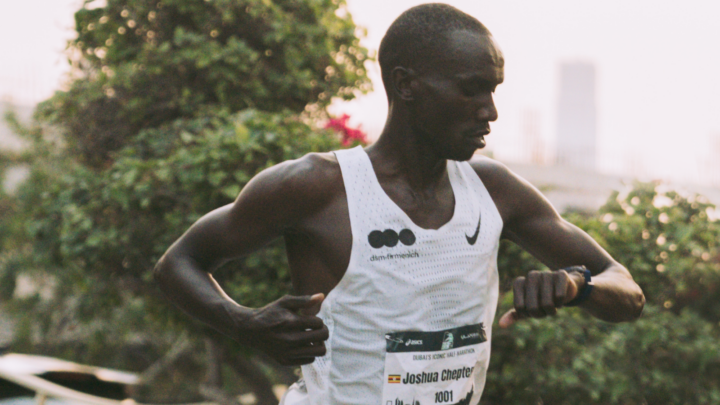 Eliud Kipchoge a testar o Huawei Watch GT Runner 2