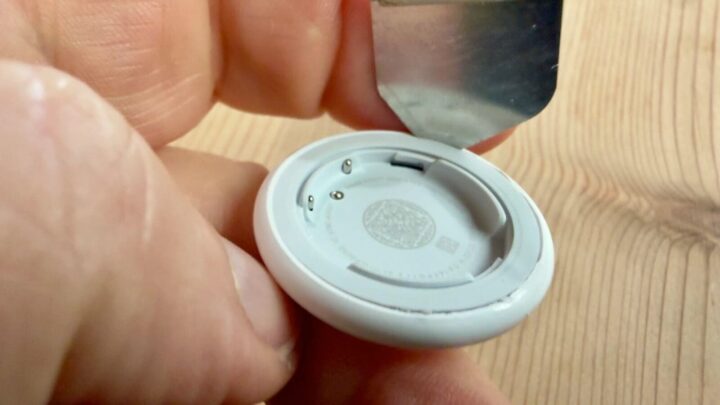 Apple AirTag 2 a ser aberta pelo jornalista da ZDNet