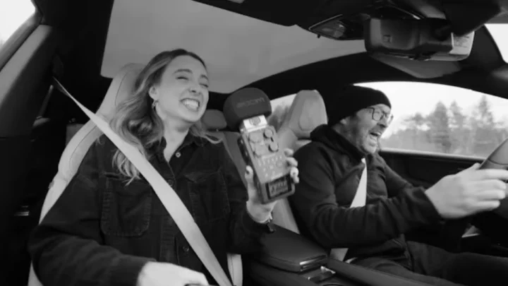 Imagem da condução de um carro elétrico Polestar 4