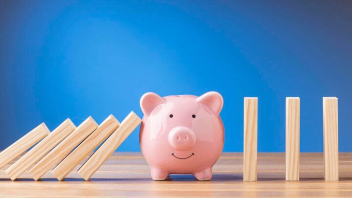 Porquinho mealheiro a parar um efeito dominó