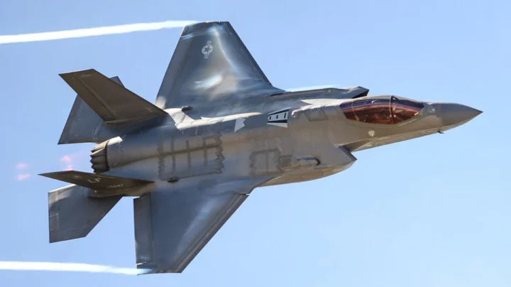 Imagem do caça de última geração, um F-35, que, dizem, pode ser desbloqueado, um jailbreak, como se fosse um iPhone
