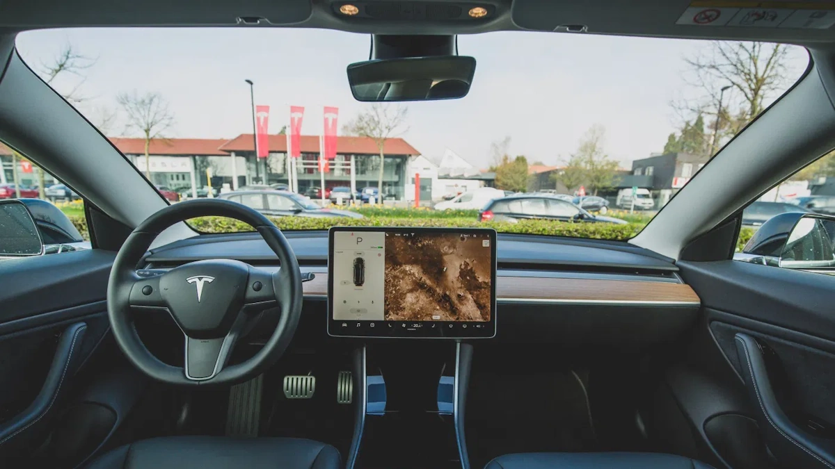 Apple: adoção lenta do iOS 26 está a atrasar o CarPlay nos Tesla