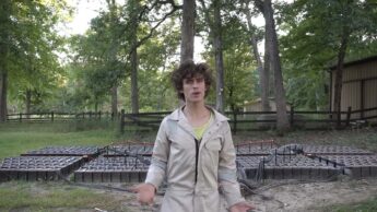 YouTuber ligou 400 baterias de automóvel em série