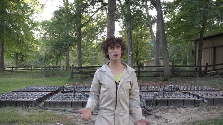 YouTuber "Styropyro" ligou 400 baterias de automóvel em série