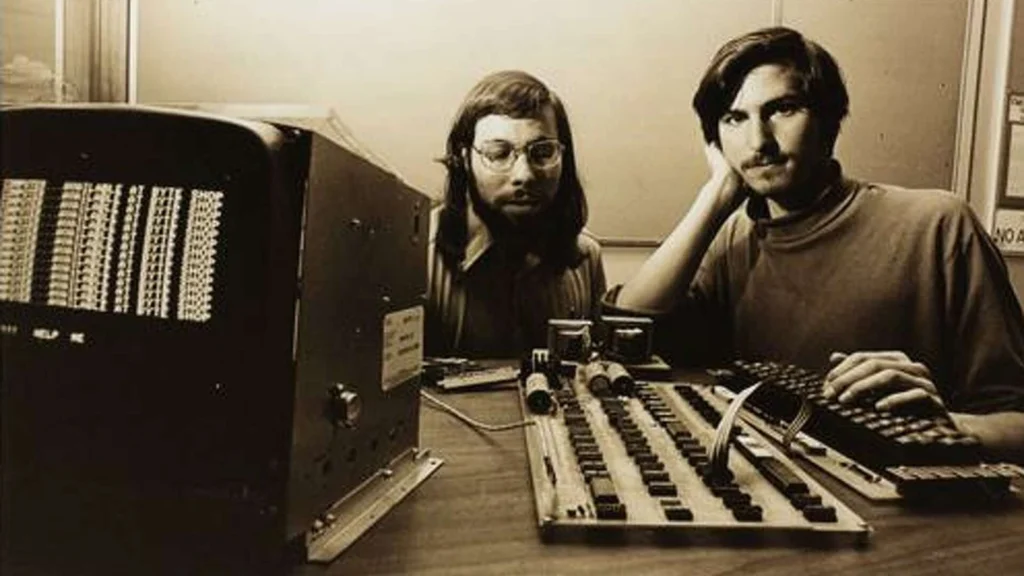 Apple faz 50 anos: os 50 momentos que moldaram a tecnologia moderna
