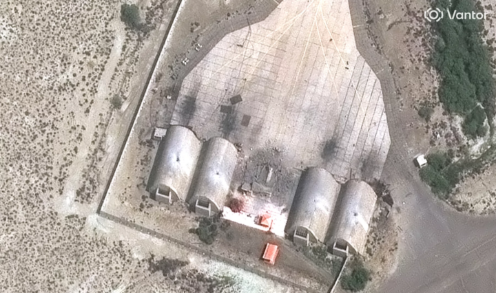 Abrigos para aeronaves na base aérea de Konarak foram atingidos por munições de precisão.