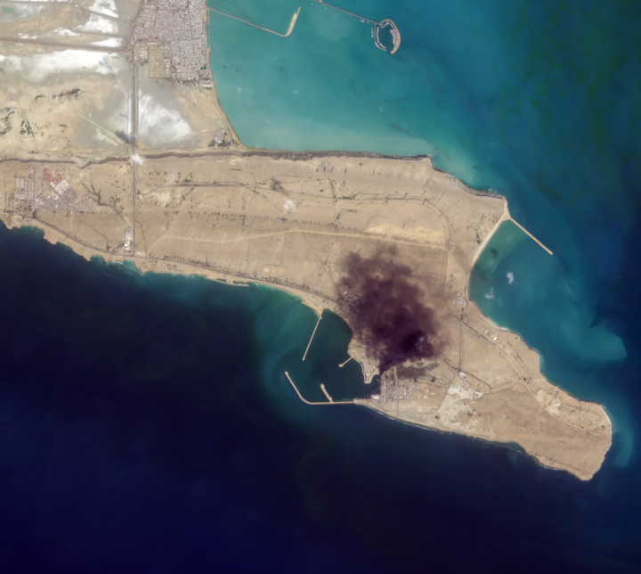 Fumo sobre a base naval de Konarak, no sul do Irão, este domingo. A base foi um dos centenas de alvos das forças norte-americanas e israelitas em todo o país.