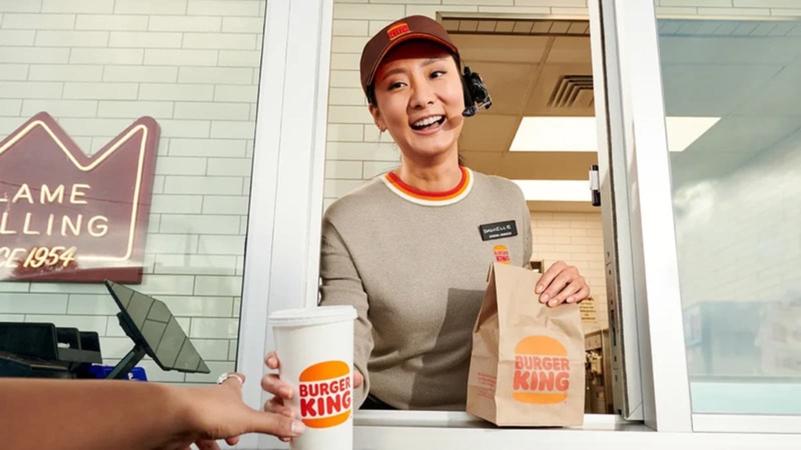 E se o seu patrão pudesse medir a sua simpatia? Burger King testa headset com IA que poderá 1 E se o seu patrão pudesse medir a sua simpatia? Burger King testa headset com IA que poderá