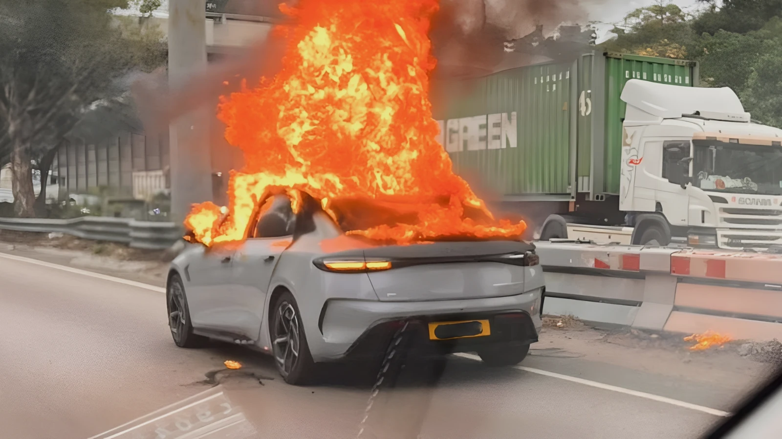 Carro elétrico ardeu, mas bateria Blade da BYD resistiu ao incêndio