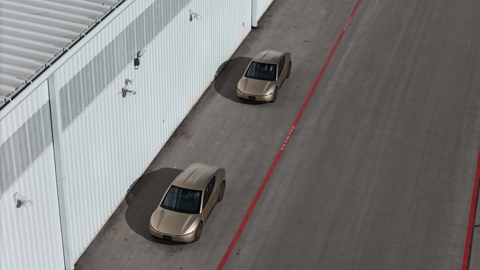 Produção do Cybercab da Tesla acelera. Carro autónomo foi visto a circular na estrada (vídeos)