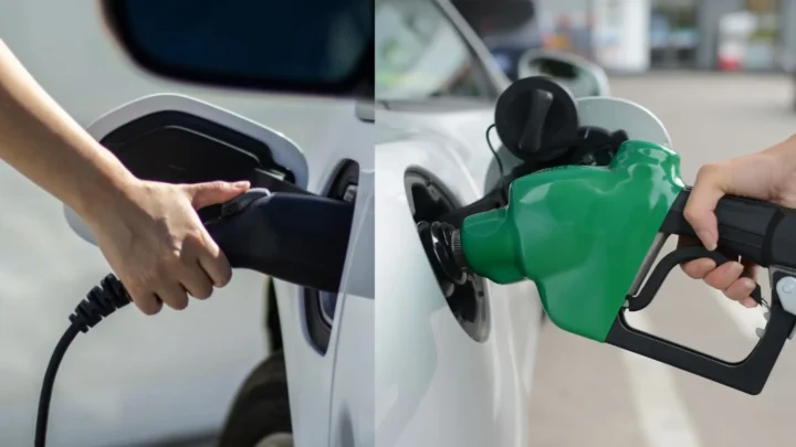 Ilustração da comparação entre um carro elétrico e um carro a combustão