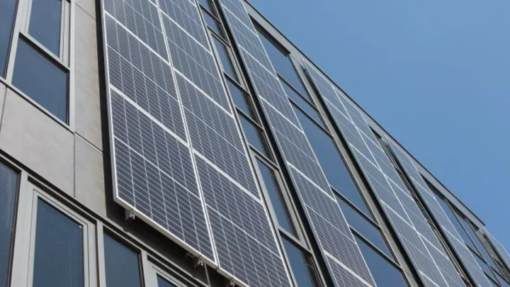 Imagem edifício com painéis solares nas fachadas