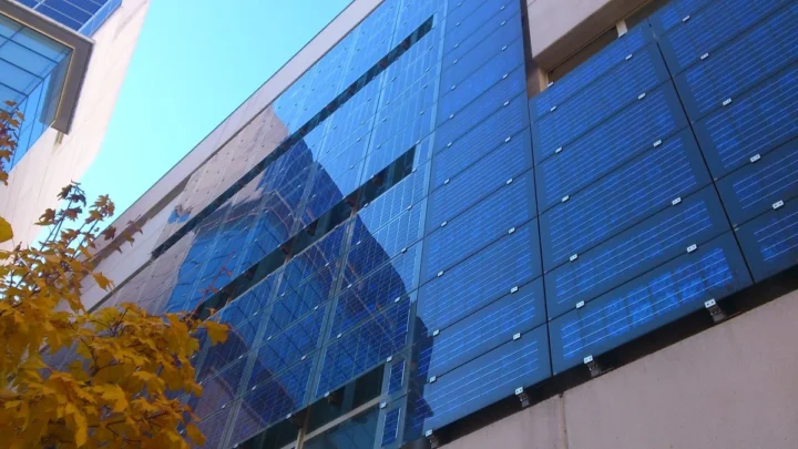 Imagem edifício com painéis solares nas fachadas