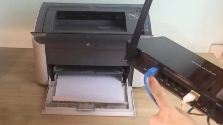 Ilustração lifar a impressora à porta USB do router