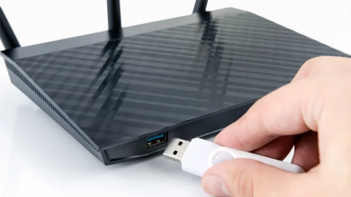 Ilustração ligar a Pen USB ao router