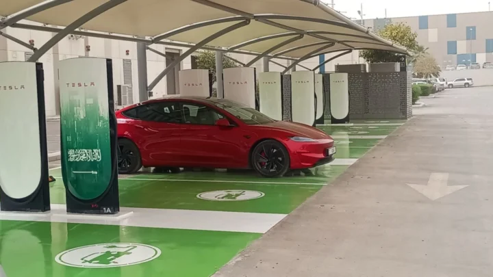 Imagem supercarregador Tesla na Arábia Saudira e alvo para o Irão