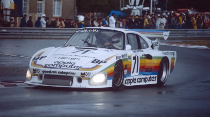 Imagem de um Porsche com o icónico logo da Apple em Le Mans
