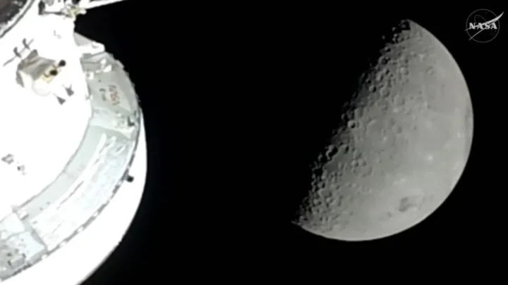 Imagem da Artemis II a preparar a volta à terra