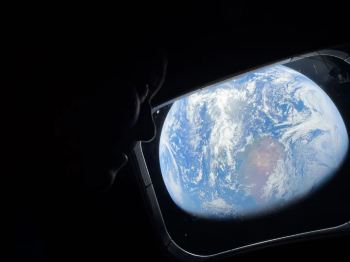 Imagem da Terra, captada pelo iPhone 17 Pro Max, a partir da Lua, da missão Artemis II, da NASA