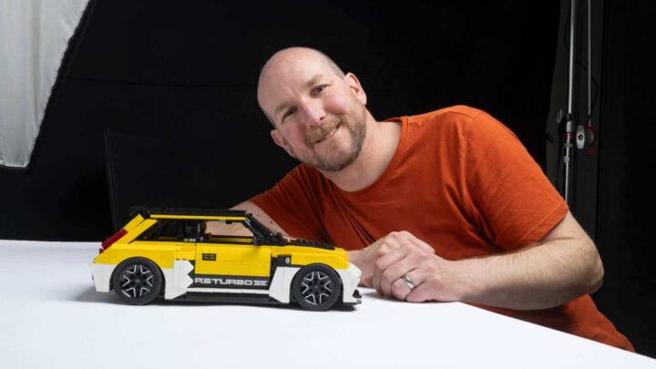 Criador Dave Collins a segurar o Renault 5 Turbo 3E em Lego