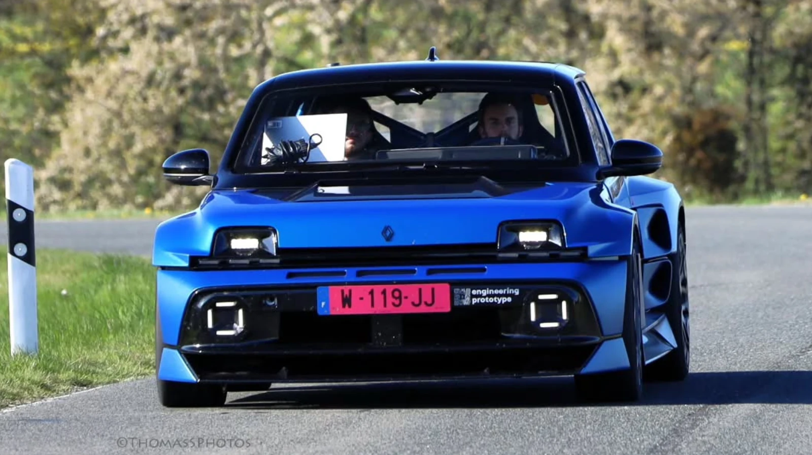 Renault 5 Turbo 3E apanhado sem camuflagem ao lado de um Lotus perto de Nürburgring