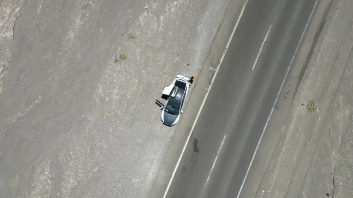 Imagem youtuber com o seu Tesla Model X sem energia, recarregar com painéis solares
