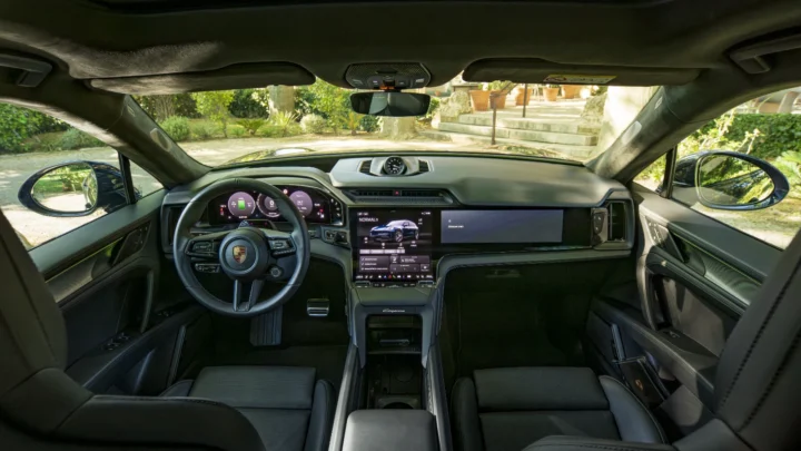 Imagem interior do Porsche Cayenne Eletric
