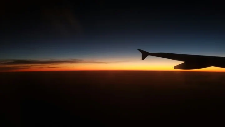 Imagem de viagem de avião à noite