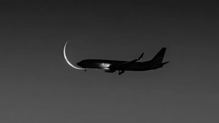 Imagem de viagem de avião à noite