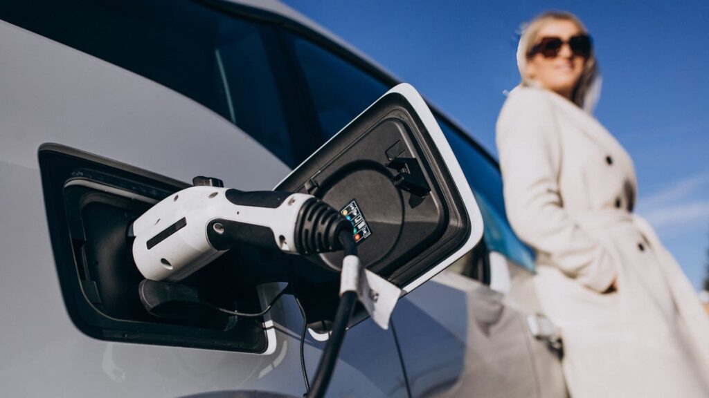 Mais de 70% dos condutores trocaram veículos a combustão por elétricos
