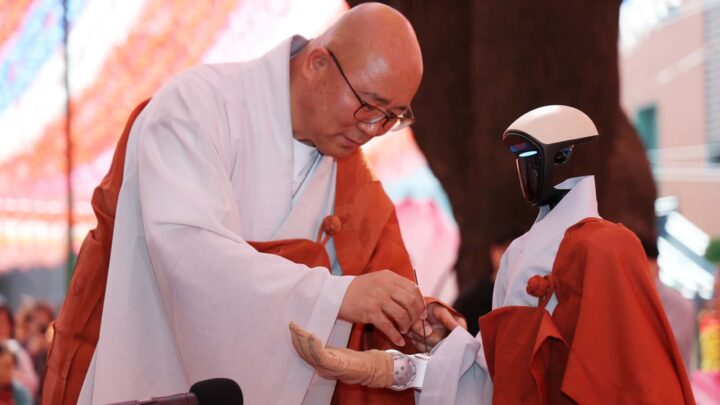 Gabi: o robô que se tornou monge num templo budista na Coreia do Sul
