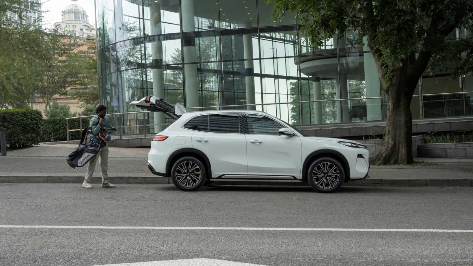 Geely Starray EM-i e Geely E5 já disponíveis em Portugal: preços e detalhes