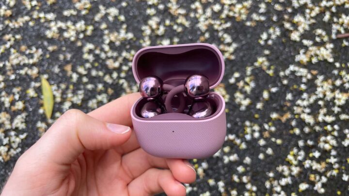 O elemento esférico do auricular, a Acoustic Ball, posiciona-se na parte da frente da orelha e o elemento mais largo, o Comfort Bean, posiciona-se na parte de trás, segurando perfeitamente o dispositivo.