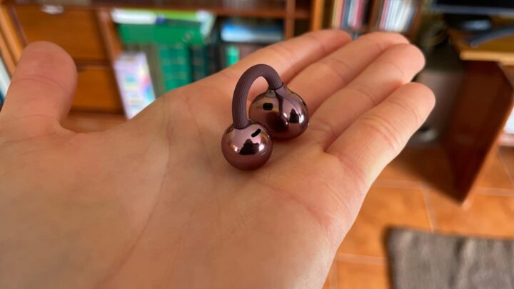 O elemento esférico do auricular, a Acoustic Ball, posiciona-se na parte da frente da orelha e o elemento mais largo, o Comfort Bean, posiciona-se na parte de trás, segurando perfeitamente o dispositivo.